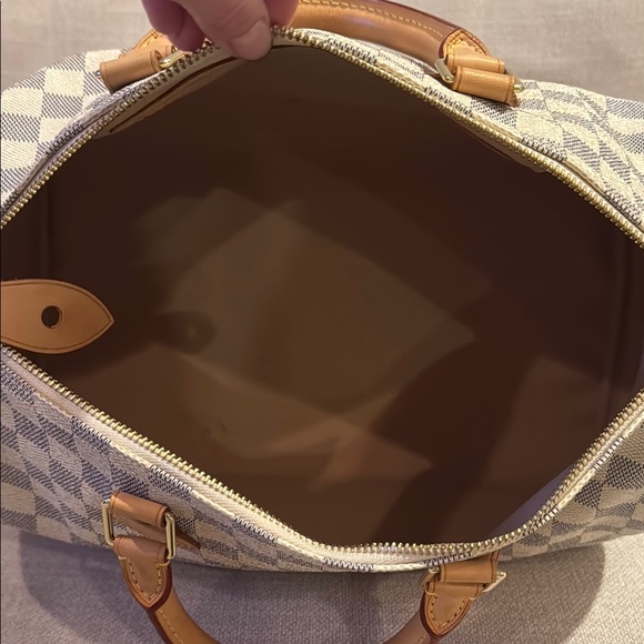 Brown duffel bag with checkered pattern and structured shape - Picture 3 of 8
